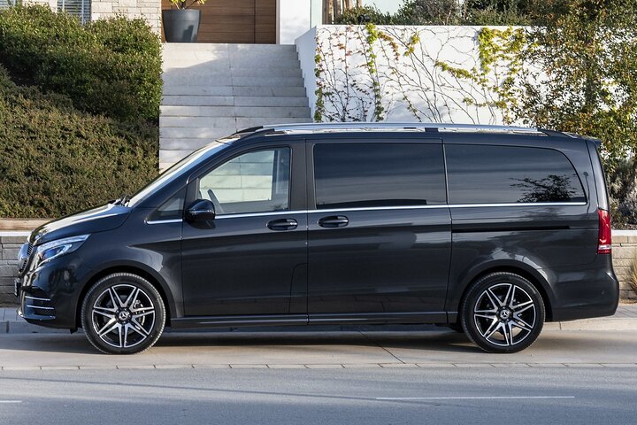 Paris Airport Transfer: Paris Airport CDG to Paris by Luxury Van